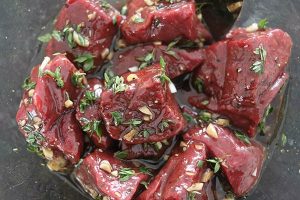 Biefstukpuntjes met pesto en tomaatjes
